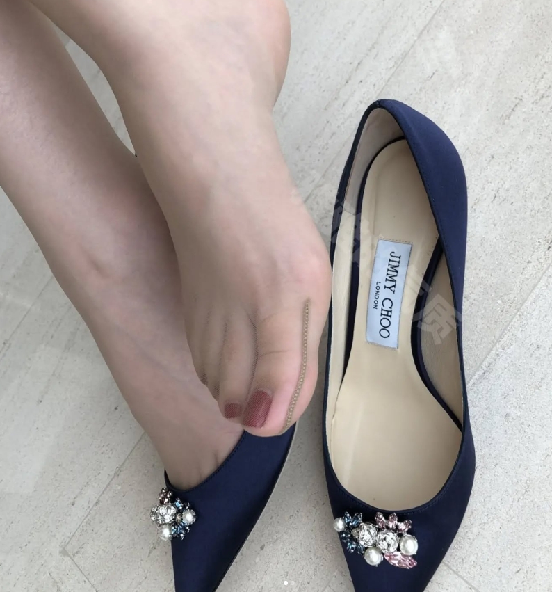 微密圈雅雅的气质写真合集下载:丝袜美腿与优雅风格【持续更新】