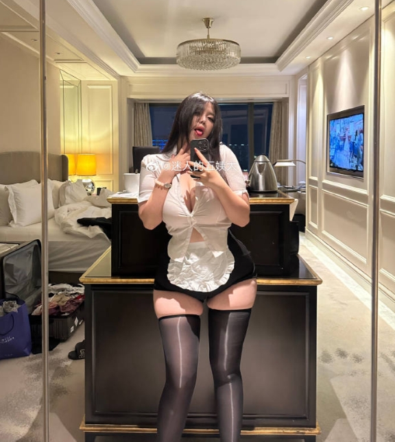 微密圈迷人的五姨太写真合集下载：多样风格尽显女神魅力【持续更新】