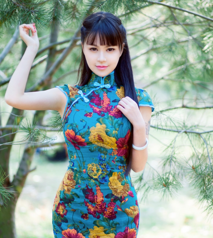 推女郎胡允儿:瓷致玉润的知名网游代言人及写真女神