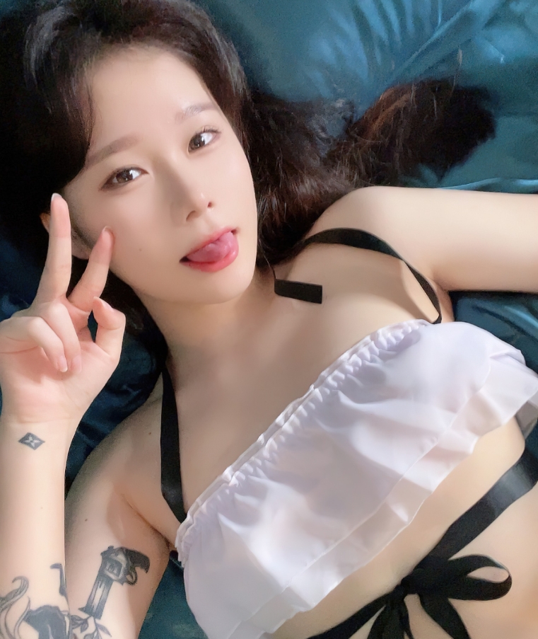 Sira写真合集下载：韩国人气模特多样角色扮演作品全收录，尽享视觉盛宴【持续更新】