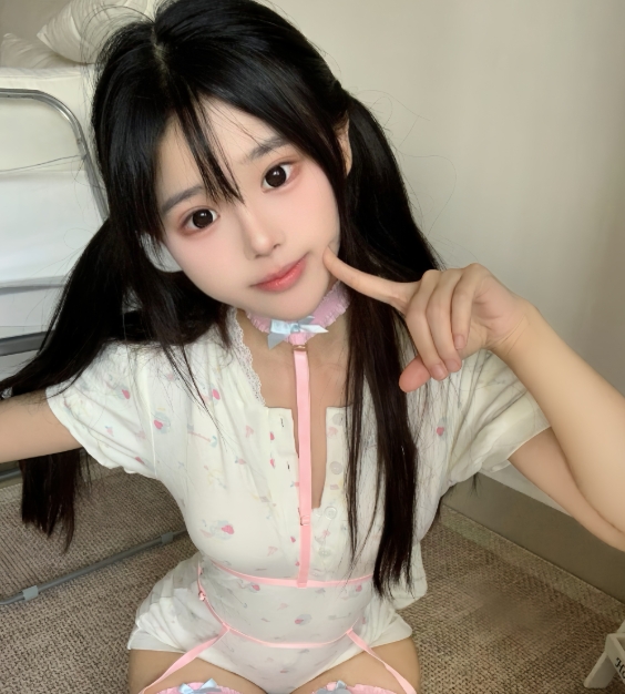 Rua阮阮写真合集下载:甜美风格与多样造型的完美结合【持续更新】