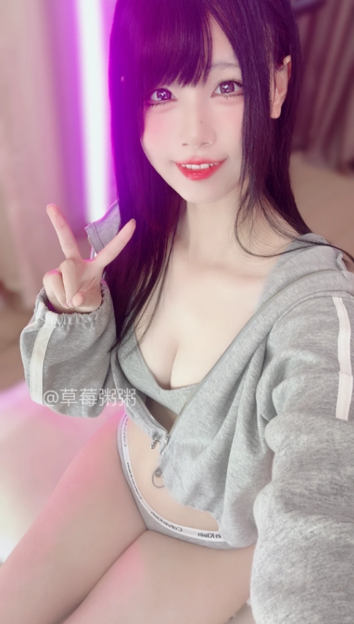 十万口草莓粥粥写真合集：甜系性感风格演绎，写真图集打包下载