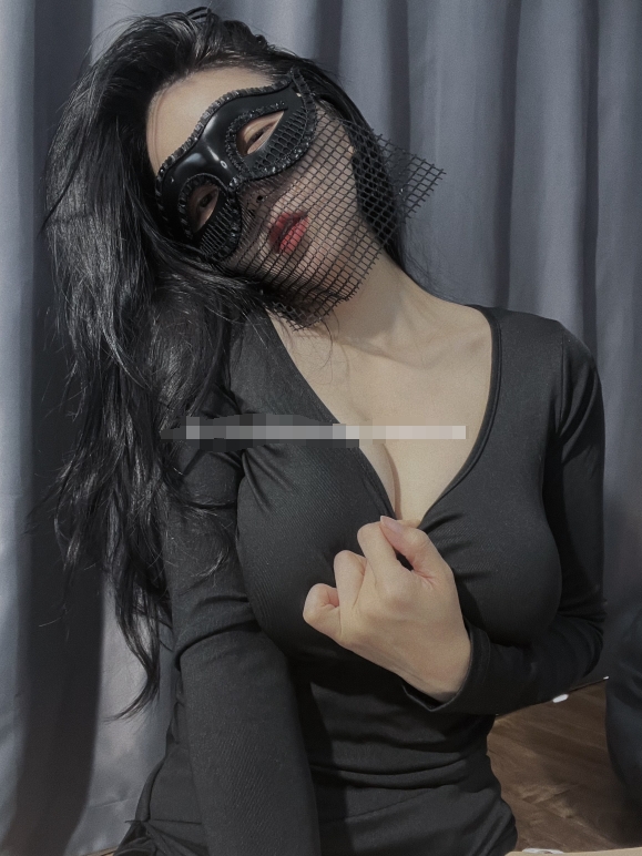 楚楚不吃鱼写真合集下载：探索御姐职场风与光影写真女王风格