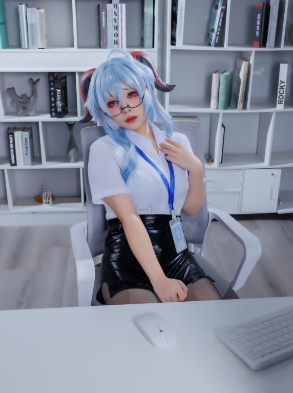 胡桃猫Kurumineko写真合集下载：探索COS角色甘雨·豹纹学姐与高质量丝袜美腿图包【持续更新】