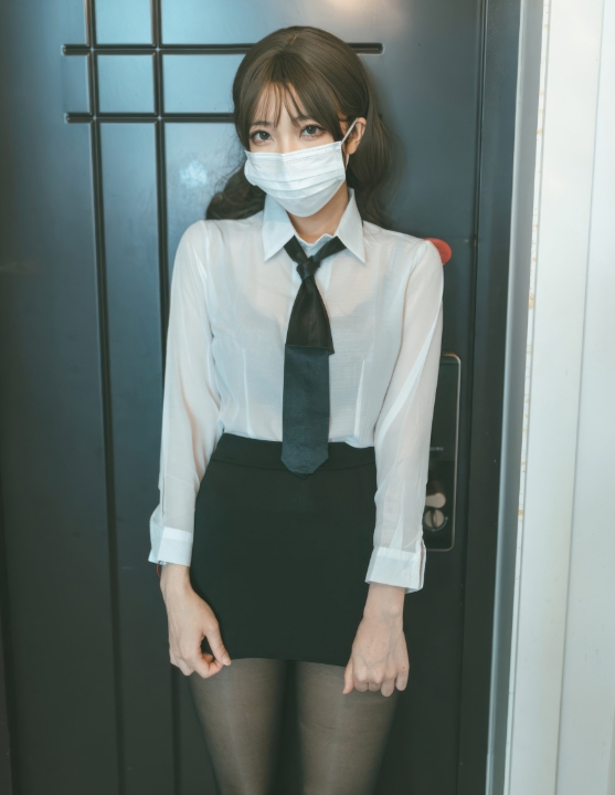 杏仁曲奇写真全集下载:人气Coser的个人简介与作品风格解析