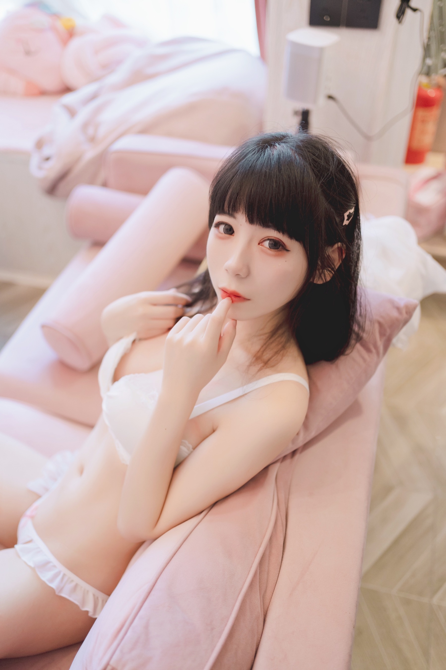 usejan 蓝蓝写真合集下载|粉丝互动向 COS 写真,含精致面料 + 妆容设计作品全收录