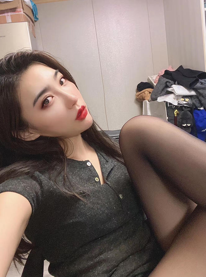 林子琳喵写真合集下载｜猫系美腿女神高清写真全集，黑丝与光影的极致诱惑