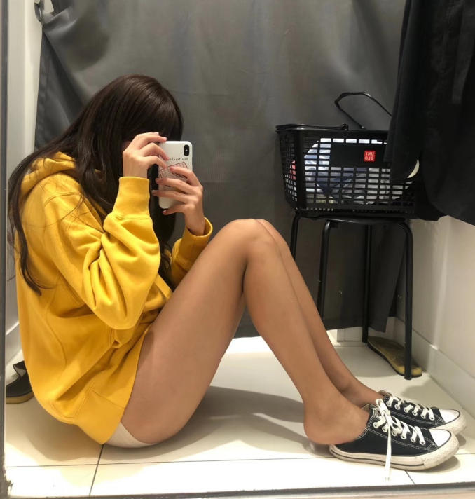 微密圈无敌哒小姨妈写真合集下载：御姐风与丝足艺术的完美融合，优雅与欲望的视觉盛宴