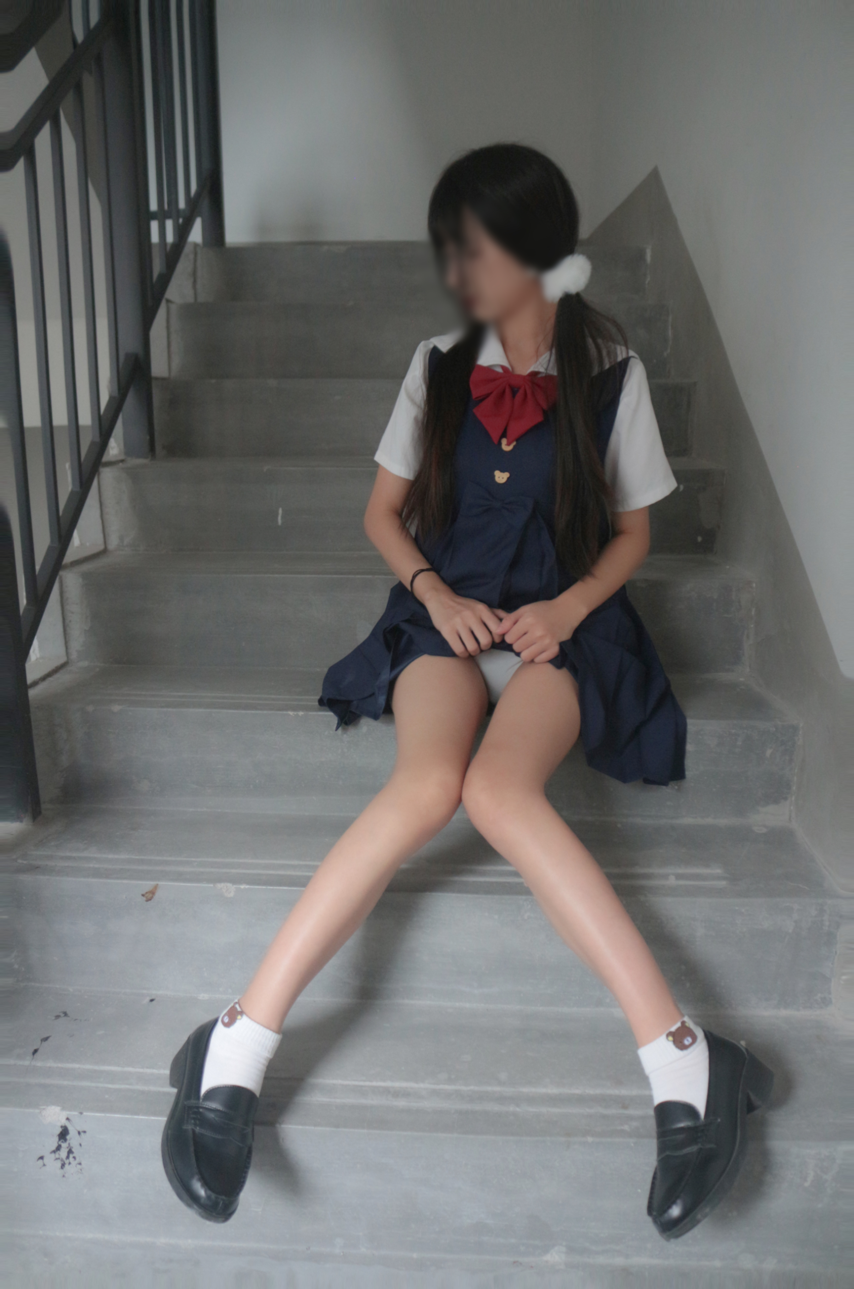 是暖暖呀图集风格:日常场景里的丝袜造型与光线层次变化