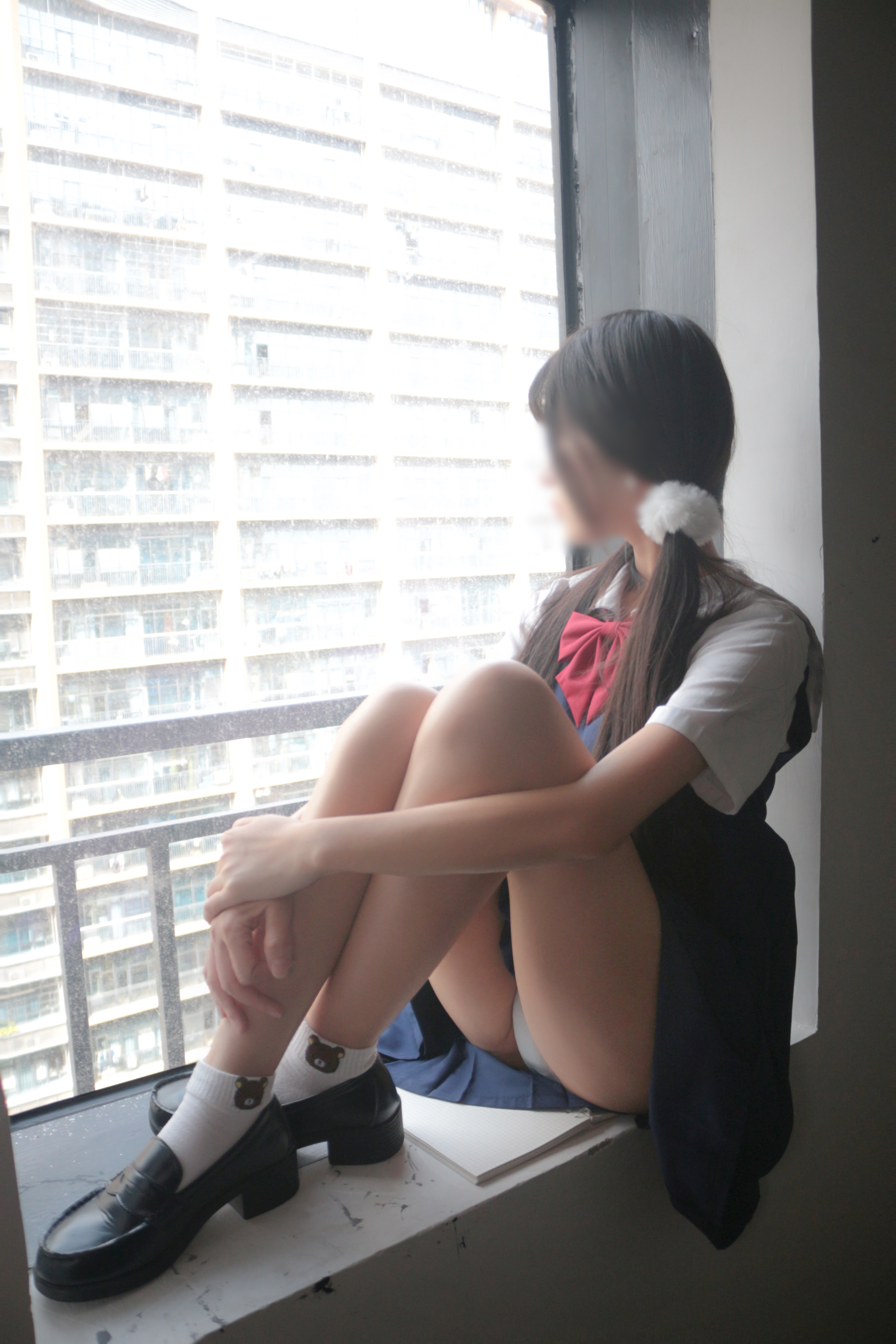 是暖暖呀图集风格:日常场景里的丝袜造型与光线层次变化